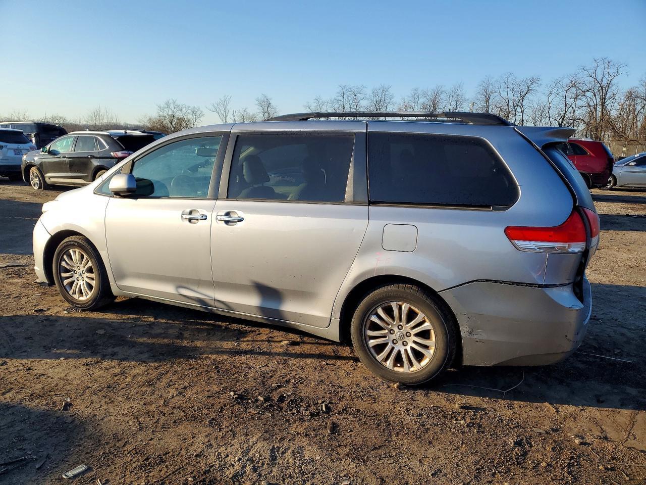 2011 Toyota Sienna Xle 8-Passenger - Фото 2