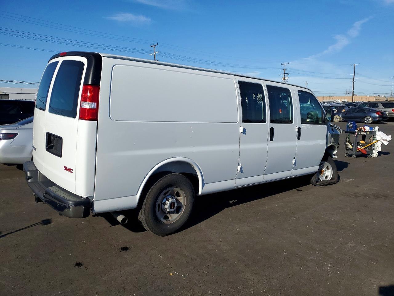 2025 GMC Savana G3500 - Фото 3