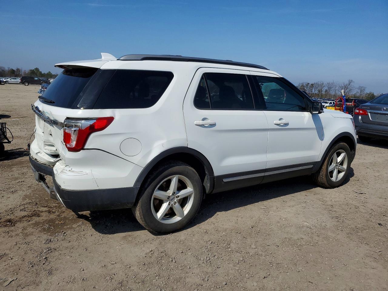 2017 Ford Explorer Xlt - Фото 3