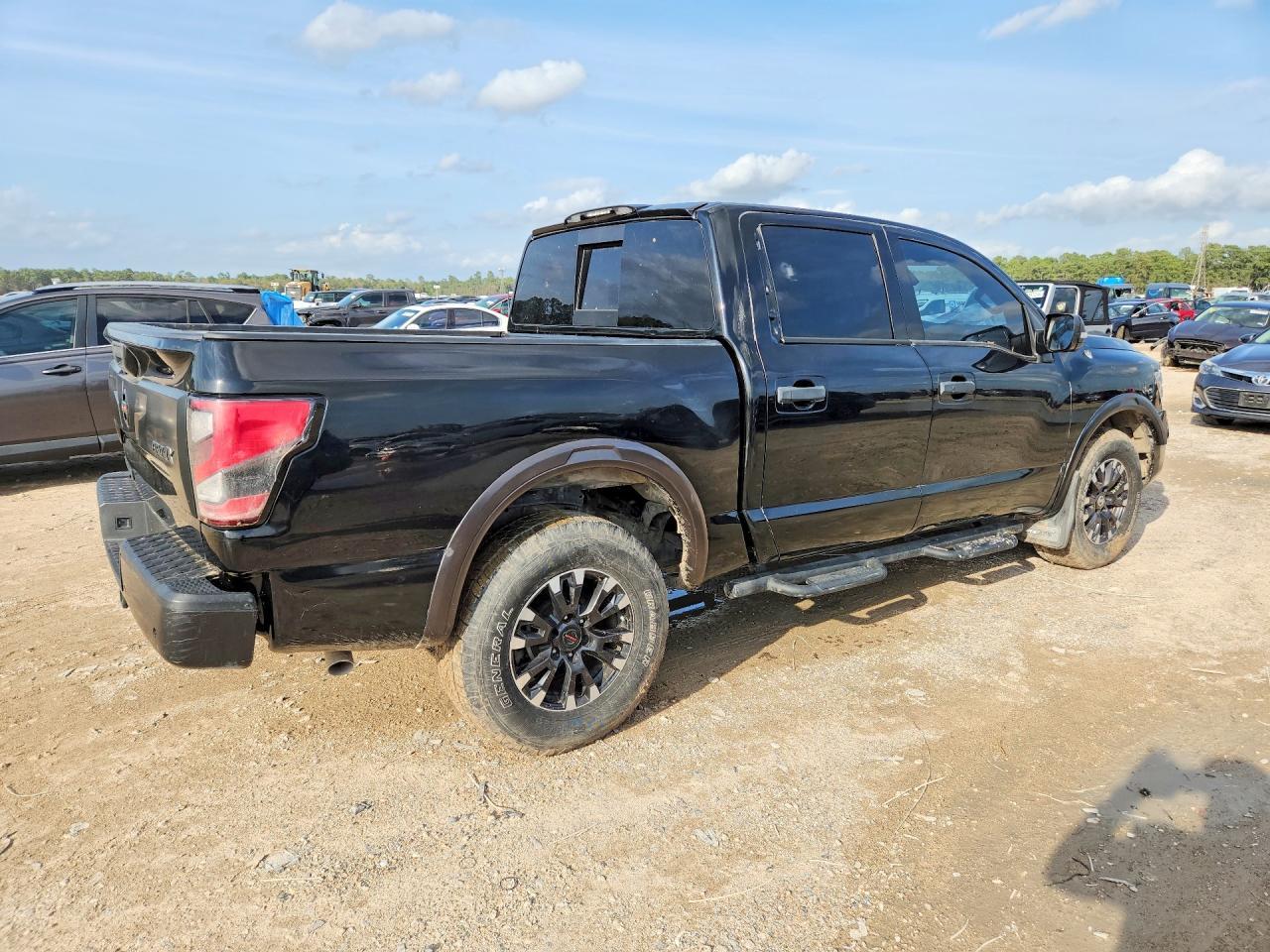 2021 Nissan Titan Pro-4X - Фото 3