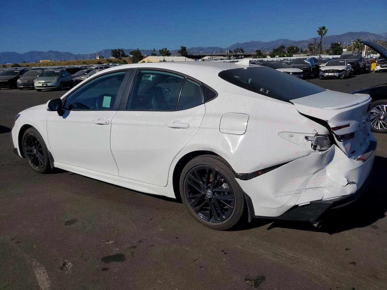 2025 Toyota Camry Se - Фото 2