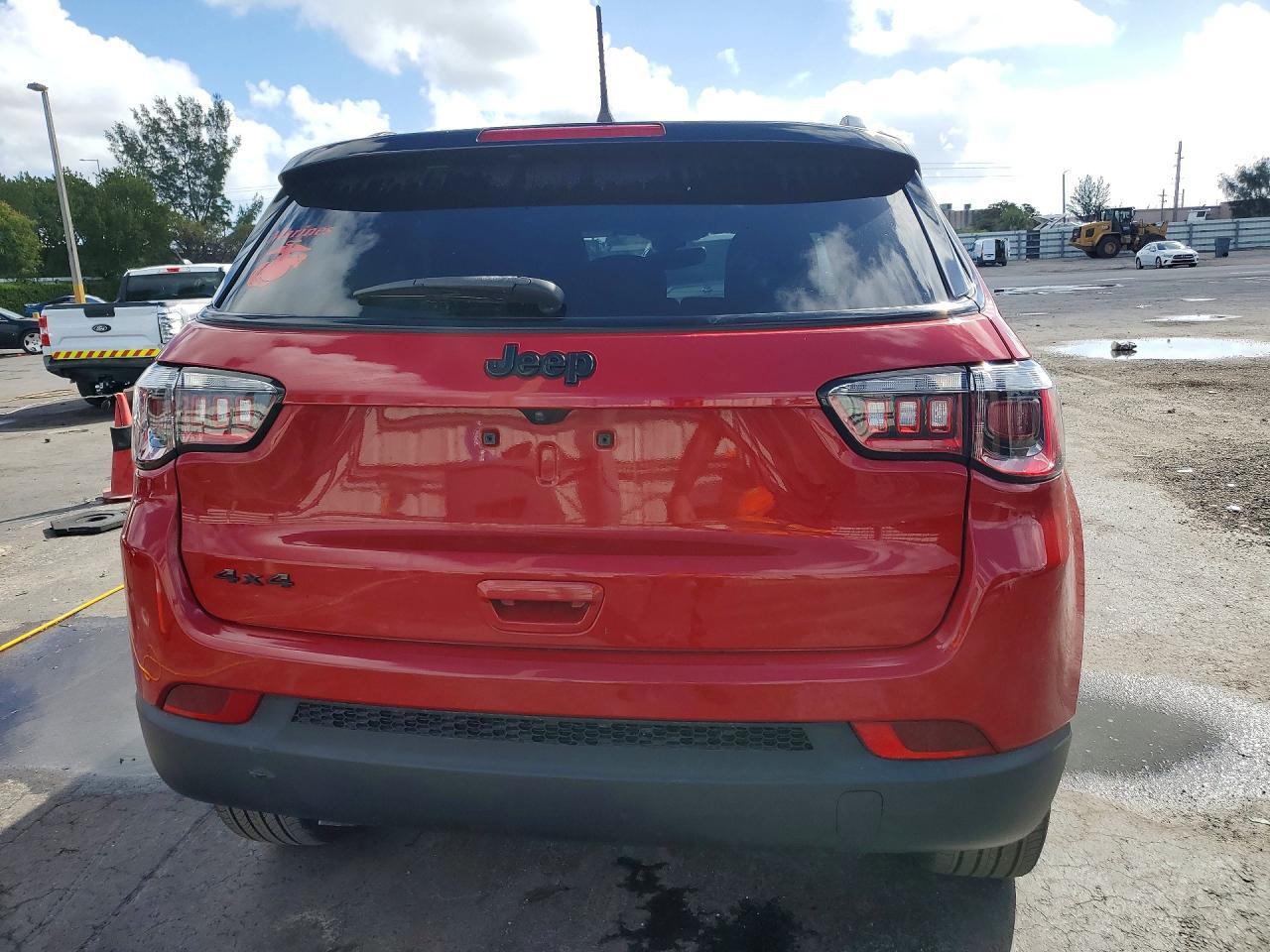 2023 Jeep Compass Latitude - Image 6