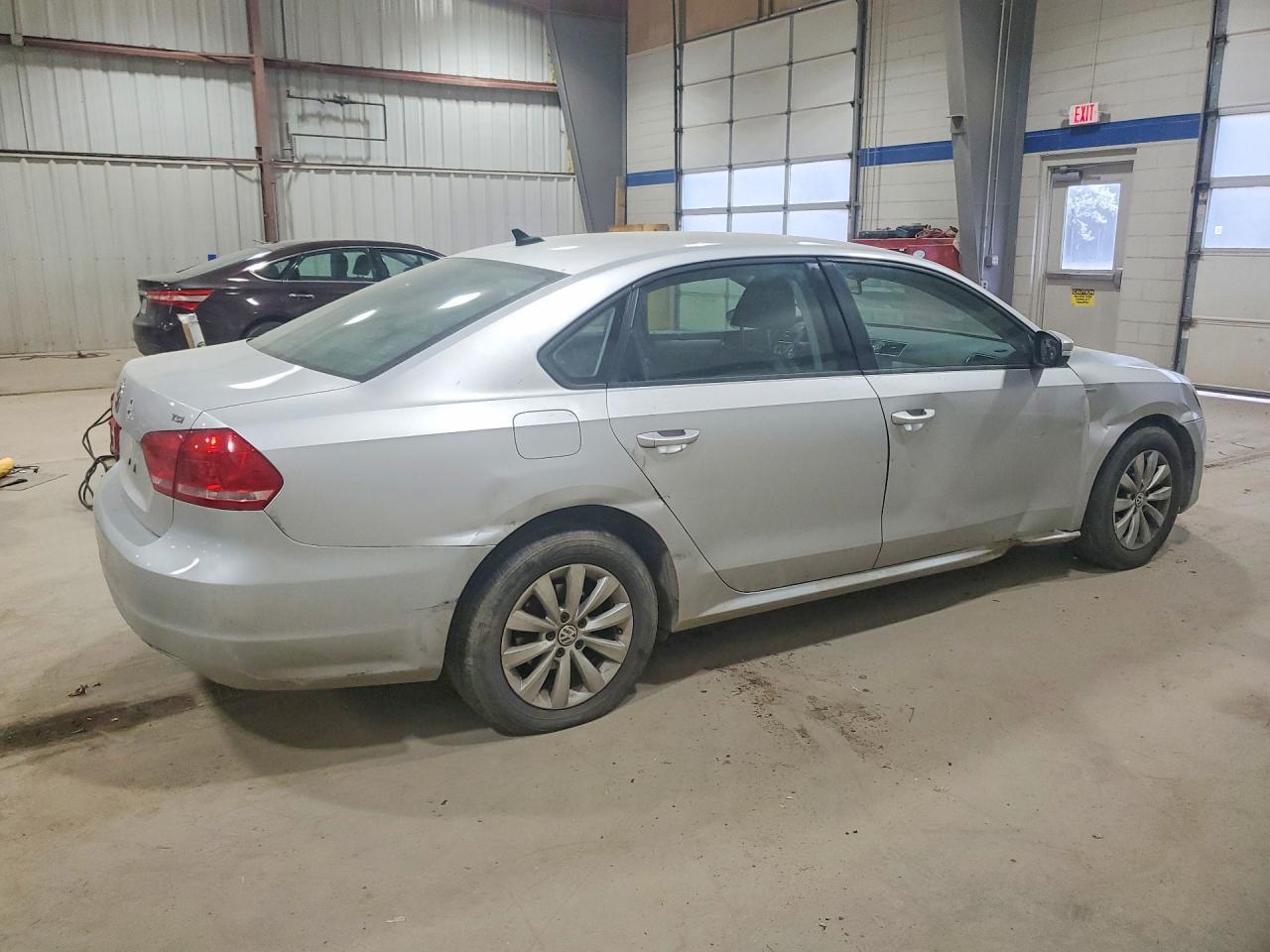 2015 Volkswagen Passat S - Фото 3