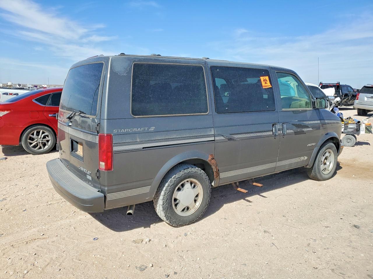 2000 Chevrolet Astro - Image 3