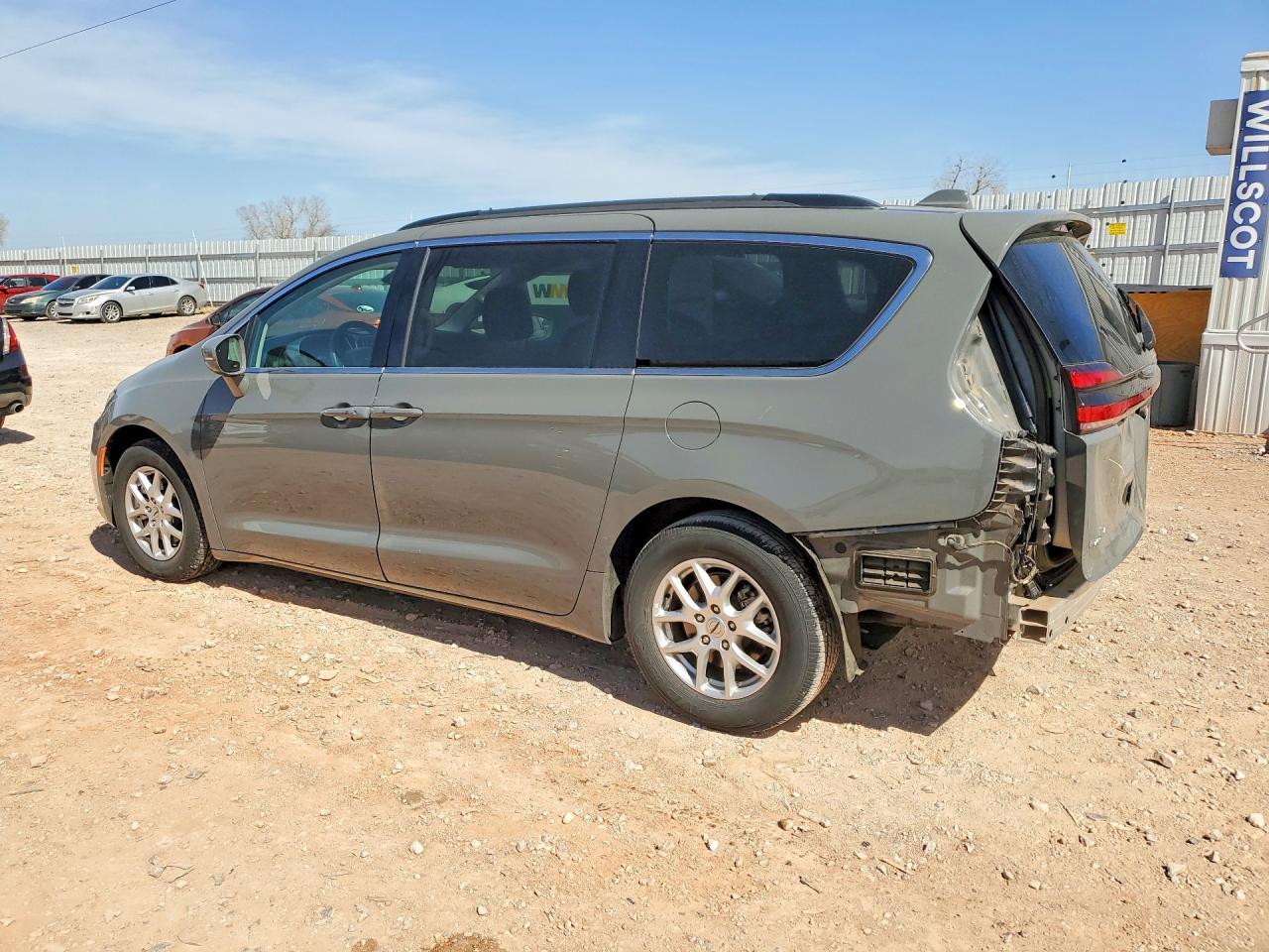2022 Chrysler Pacifica Touring L - Image 2