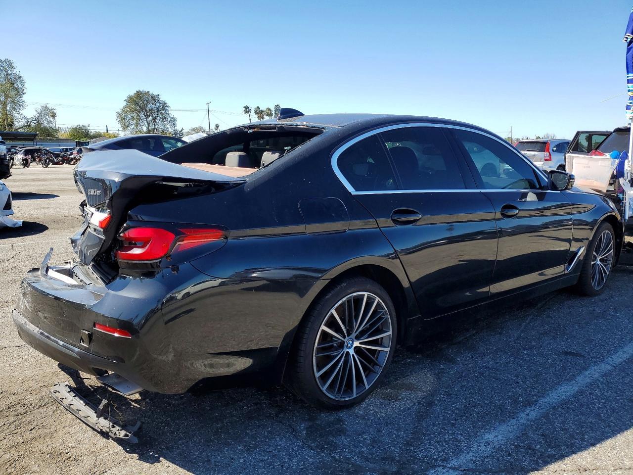 2022 BMW 530E - Фото 3