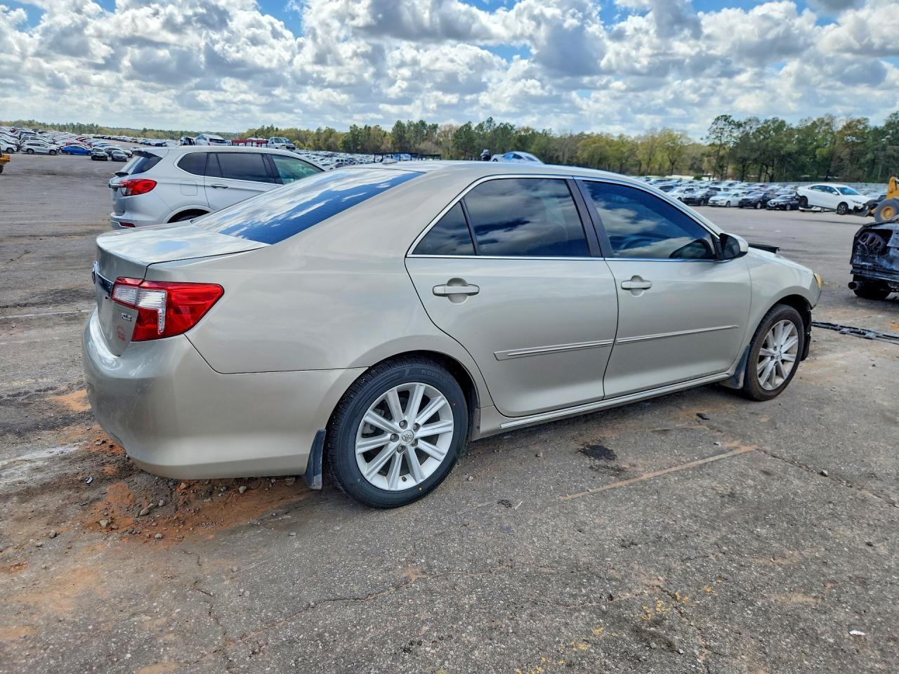 2014 Toyota Camry Xle V6 - Image 3