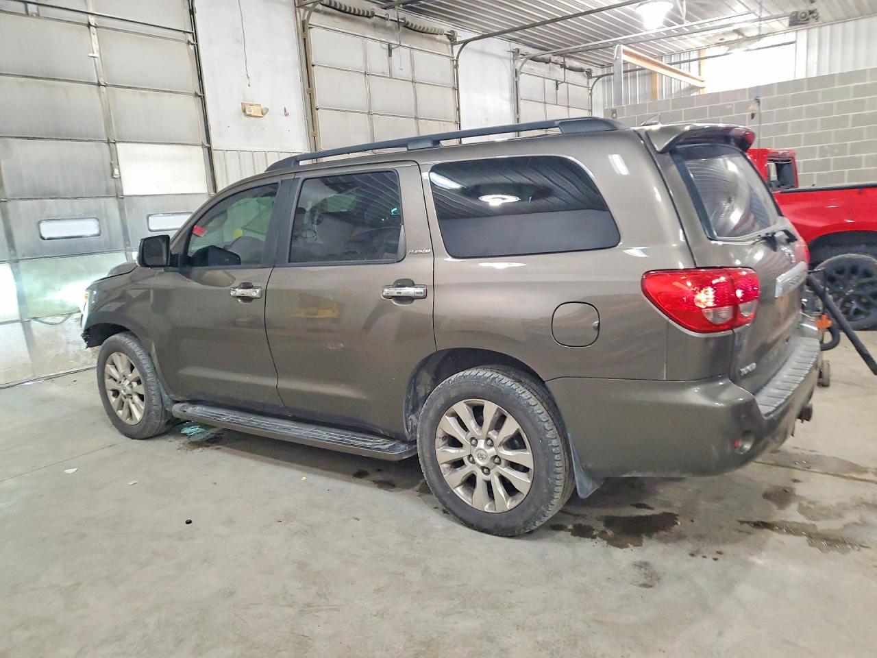 2010 Toyota Sequoia Platinum - Фото 2