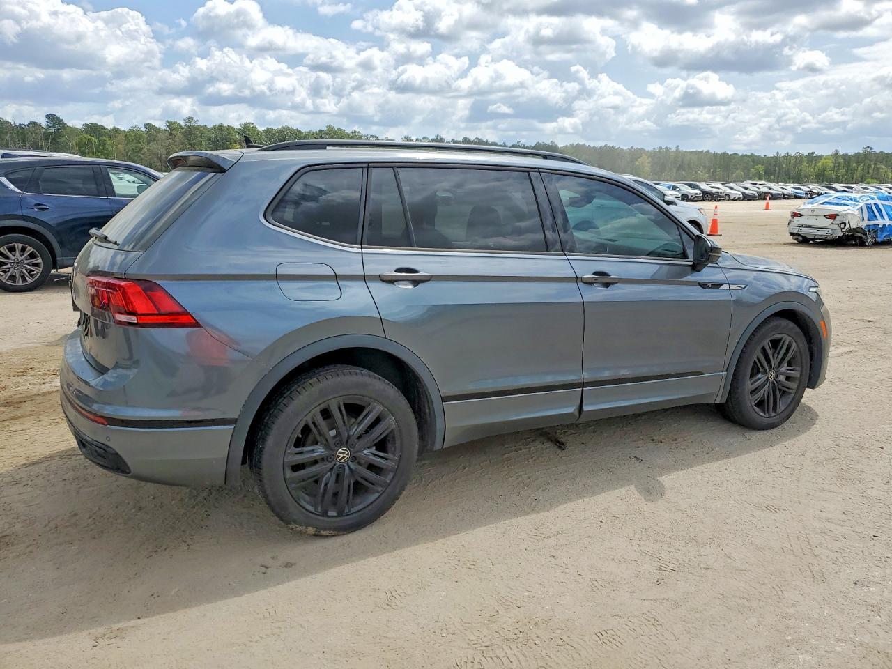 2022 Volkswagen Tiguan Se R-Line Black - Image 3
