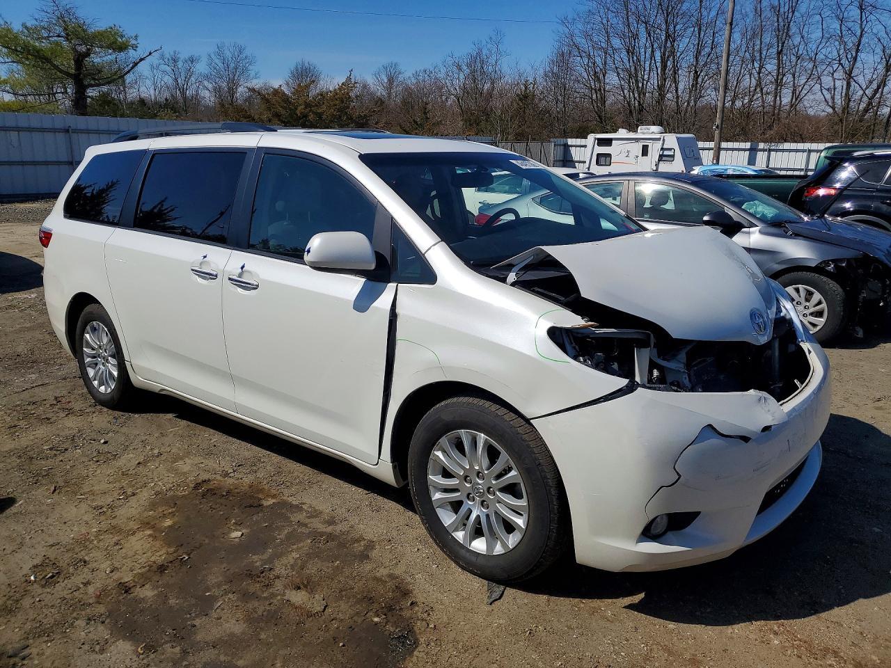 2017 Toyota Sienna Xle Premium 8-Passenger - Фото 4