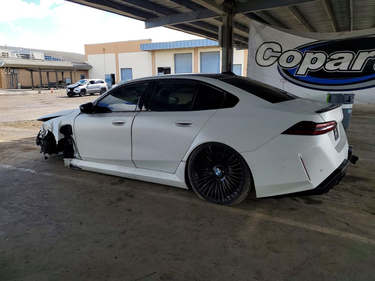 2025 BMW M5 - Фото 2