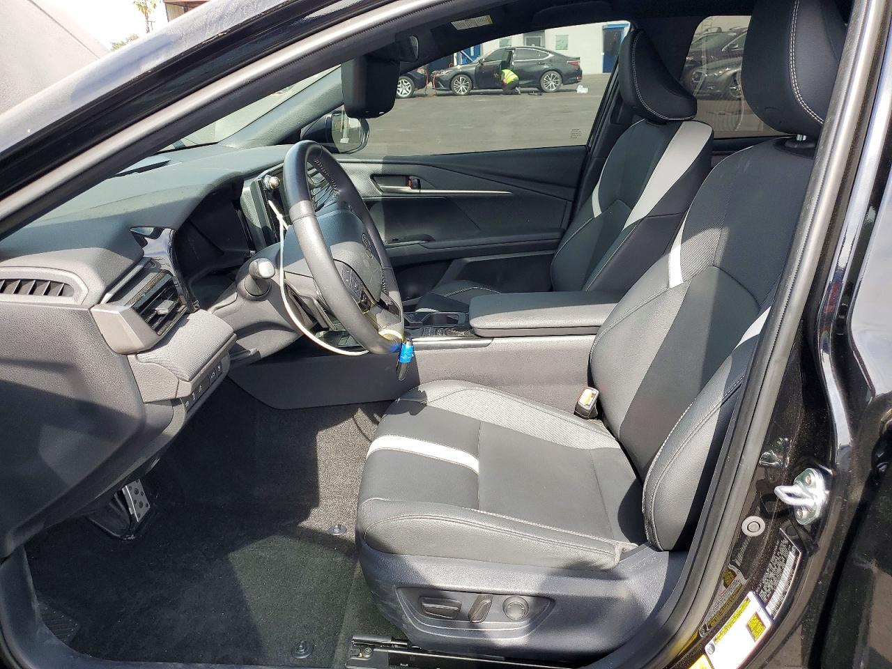 2025 Toyota Camry Se - Image 7