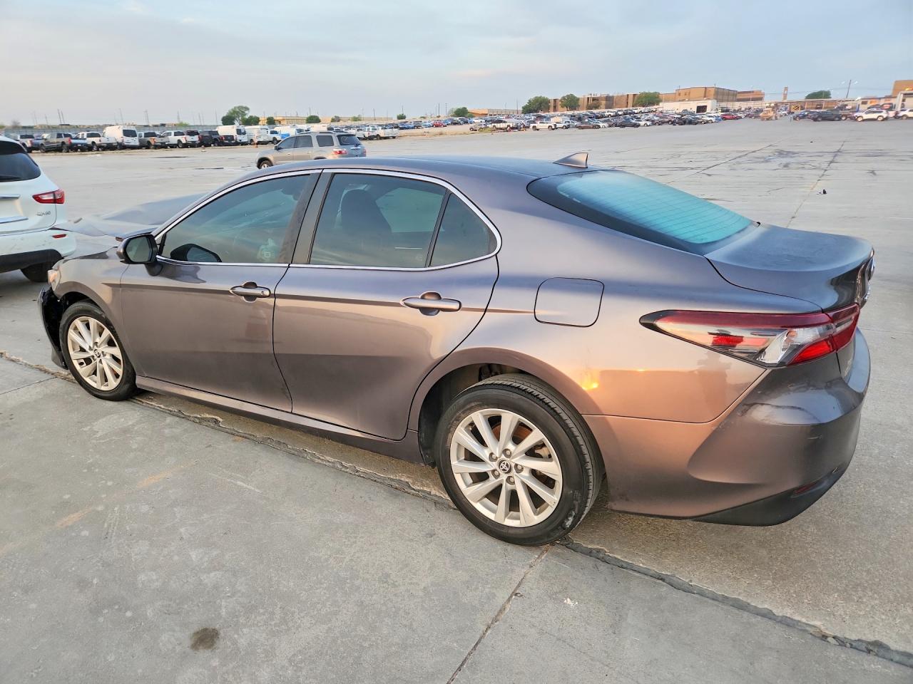 2023 Toyota Camry Le - Фото 2
