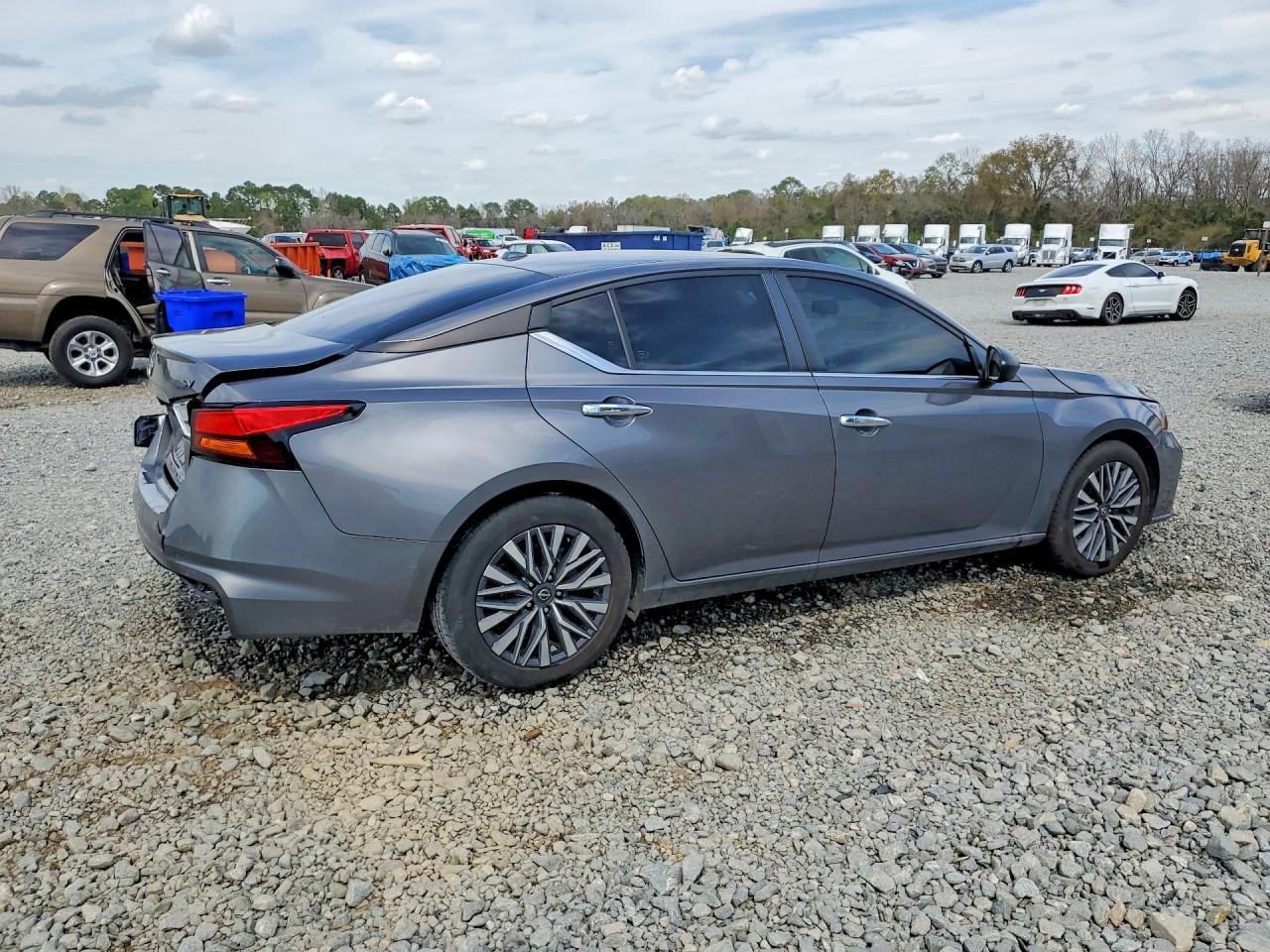 2024 Nissan Altima 2.5 Sv - Image 3