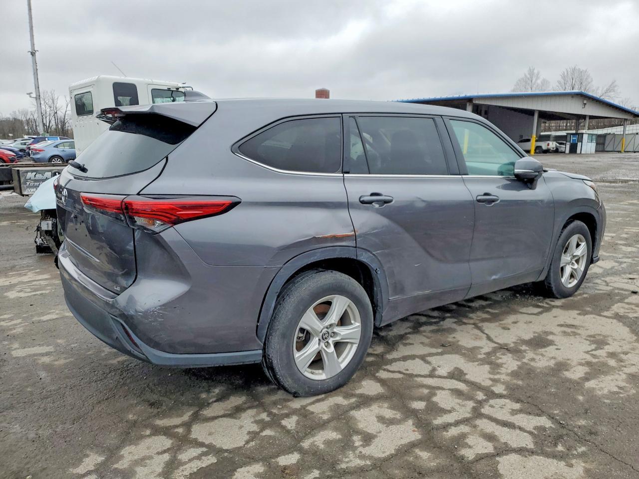 2021 Toyota Highlander Le - Фото 3
