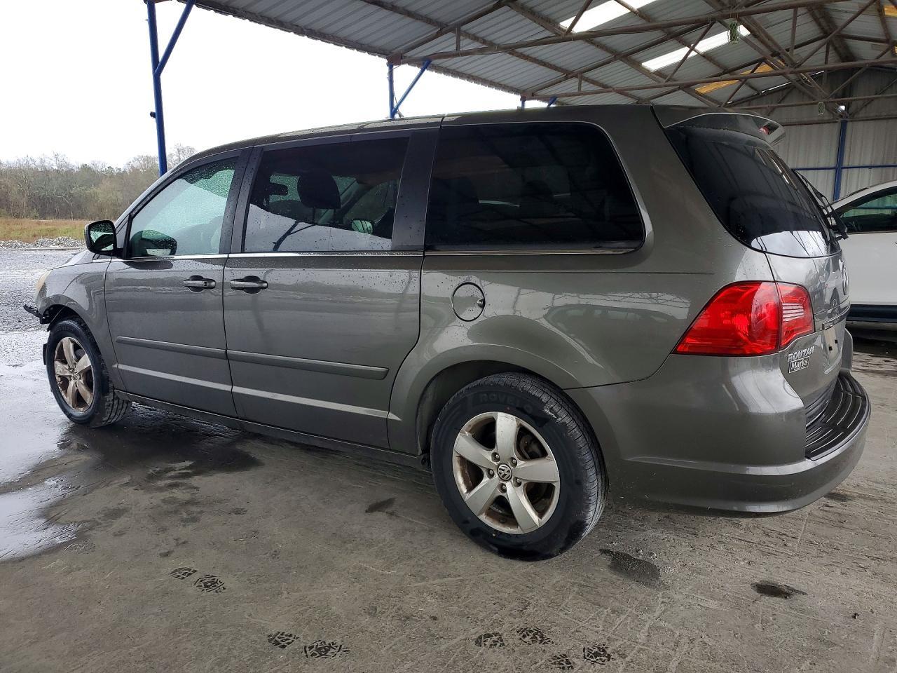 2010 Volkswagen Routan Se - Image 2