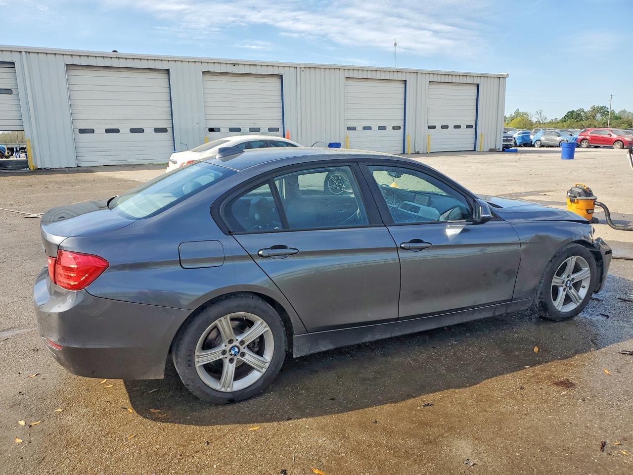 2013 BMW 320 I - Image 3