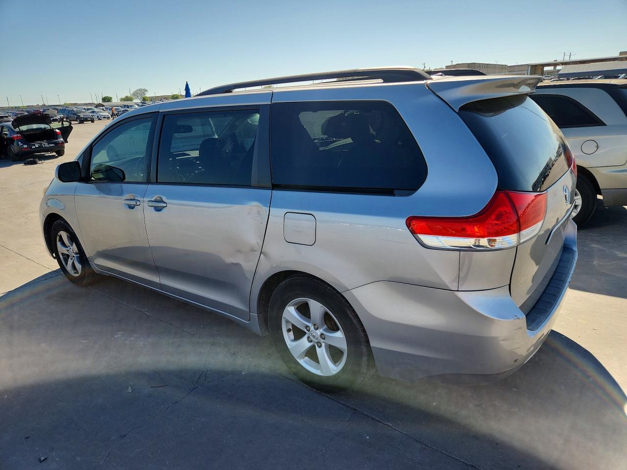 2012 Toyota Sienna Le 8-Passenger - Фото 2