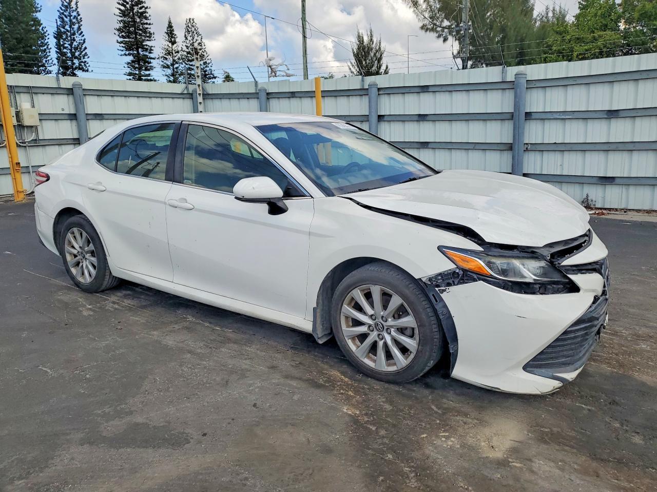 2018 Toyota Camry Le - Image 4