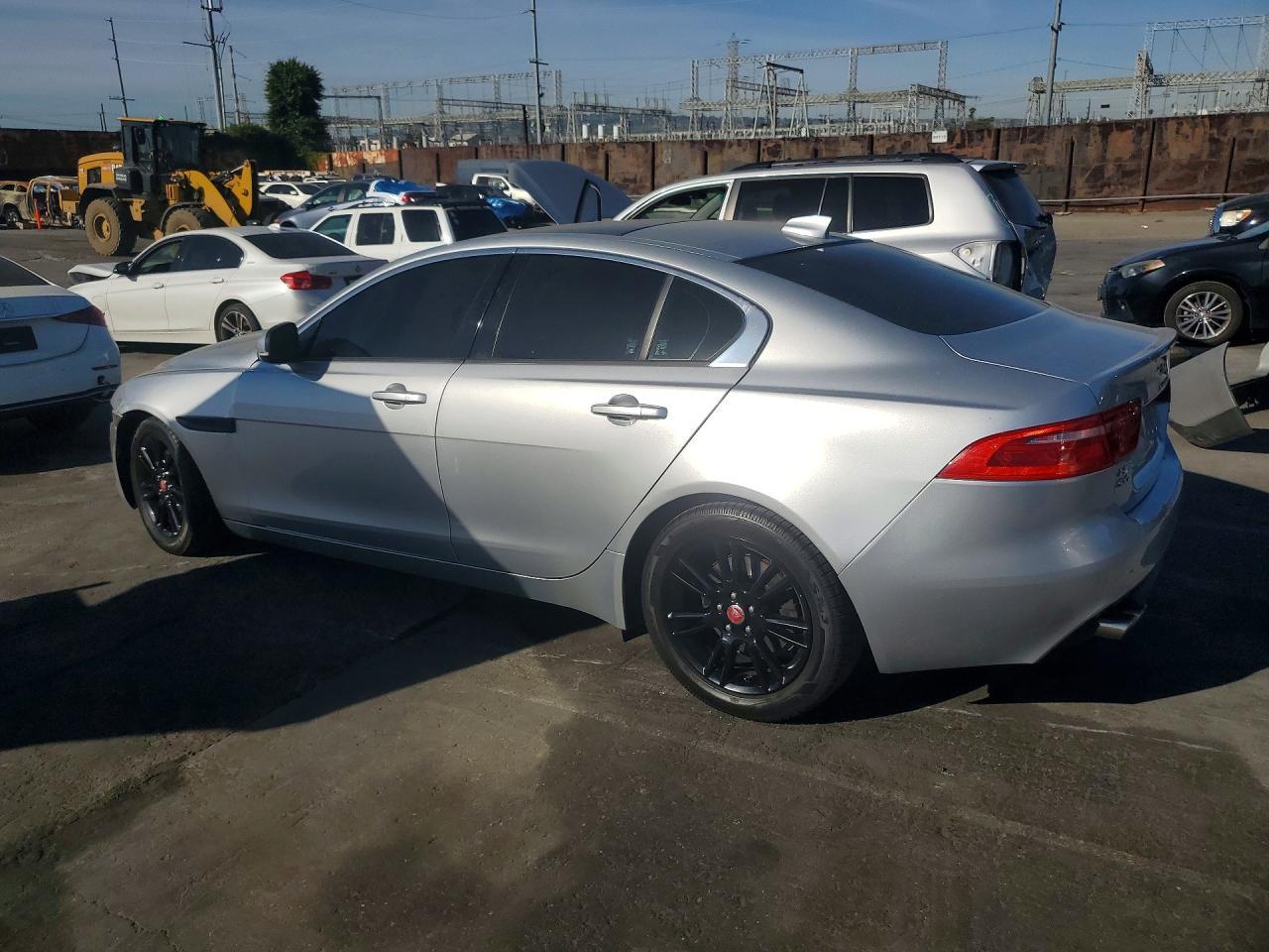 2018 Jaguar Xe Premium - Фото 2