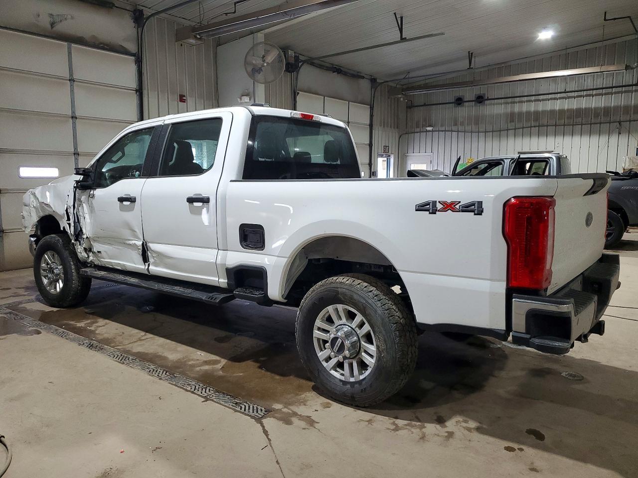 2023 Ford F250 Super Duty - Фото 2