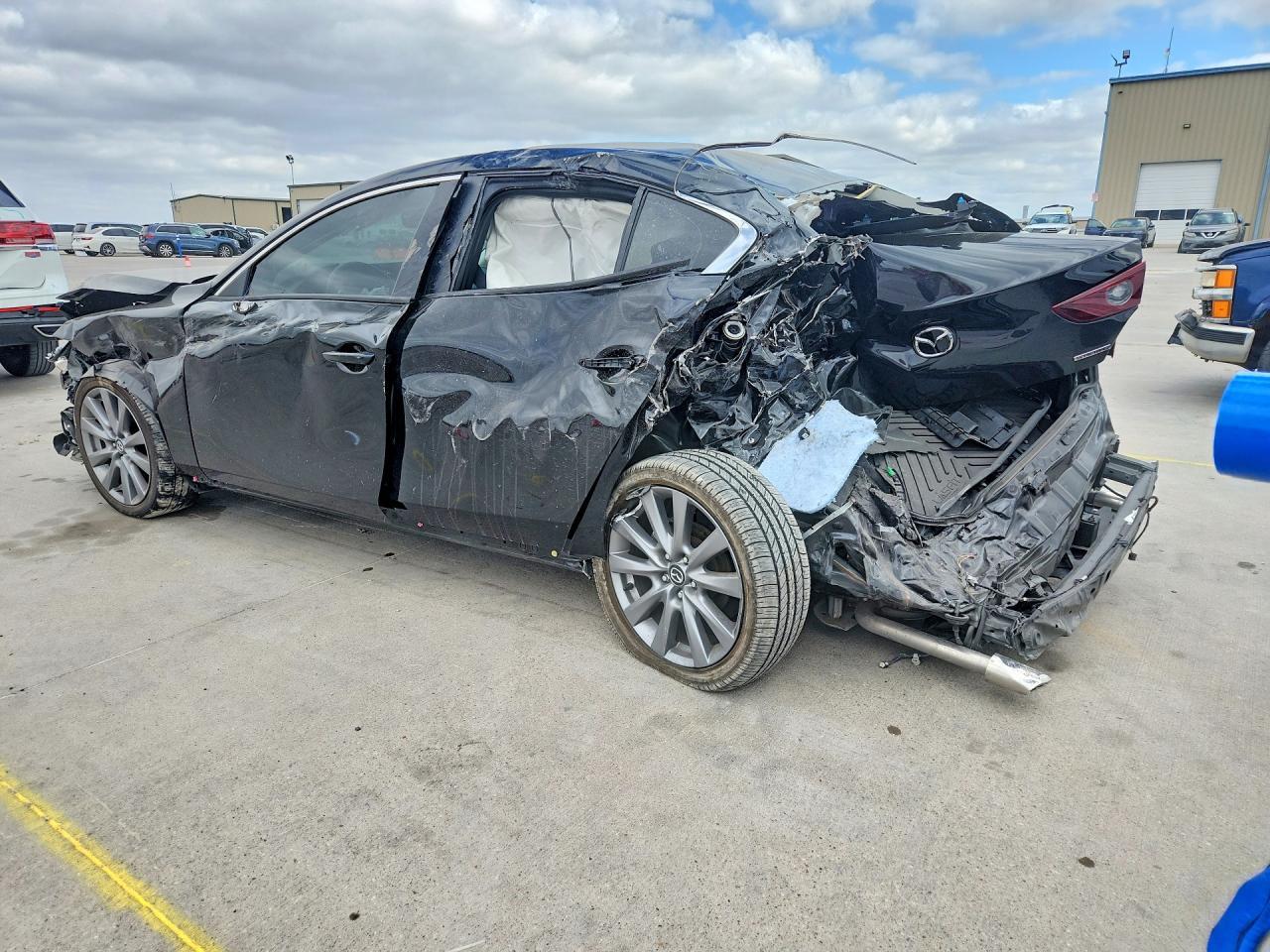 2025 Mazda 3 Preferred - Фото 2