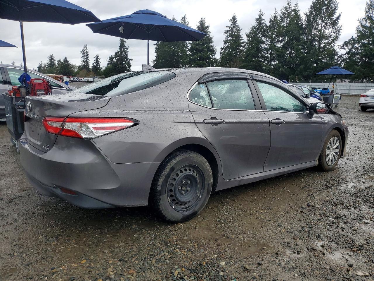 2020 Toyota Camry Hybrid Le - Фото 3