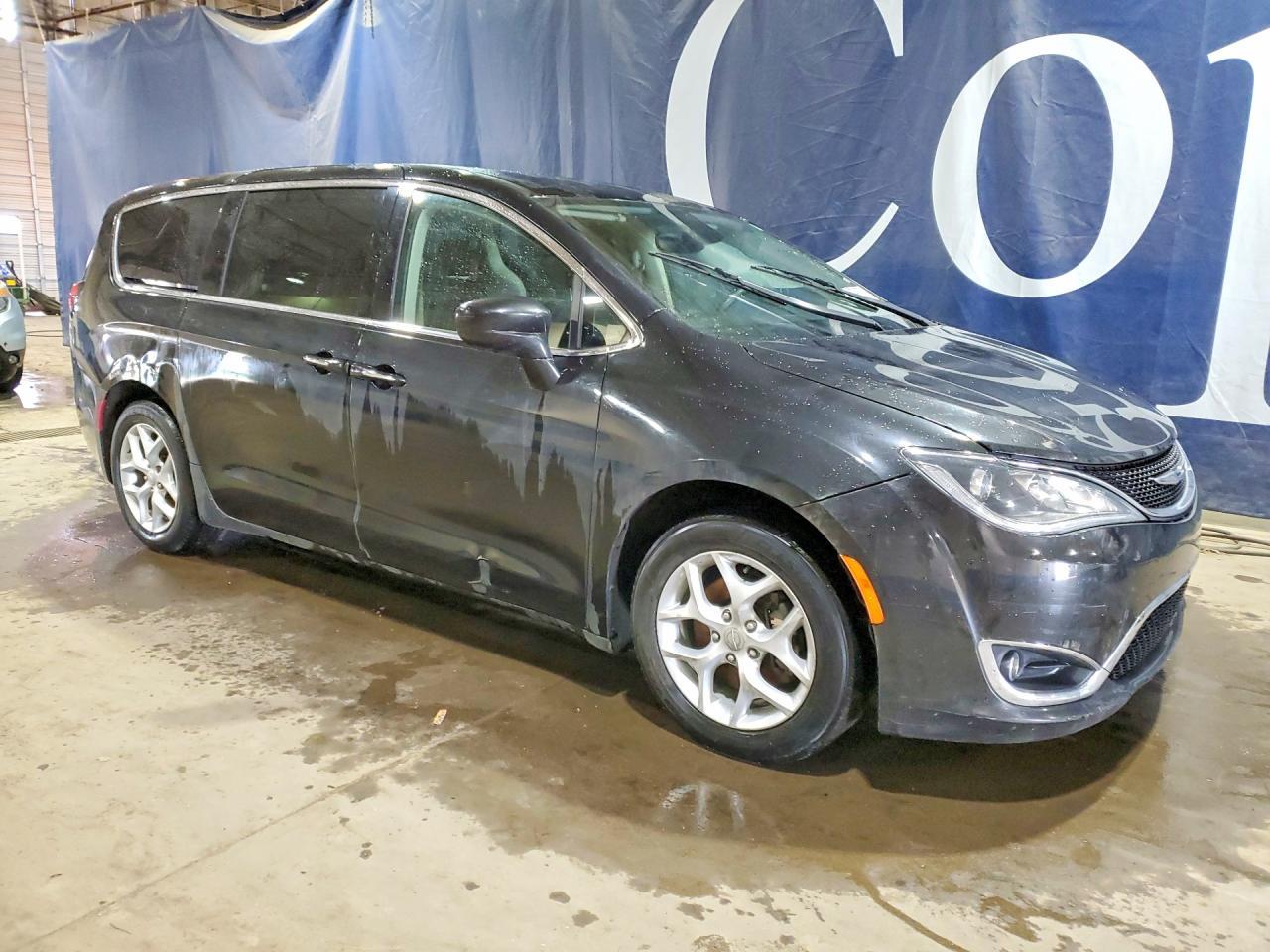 2018 Chrysler Pacifica Touring Plus - Image 4