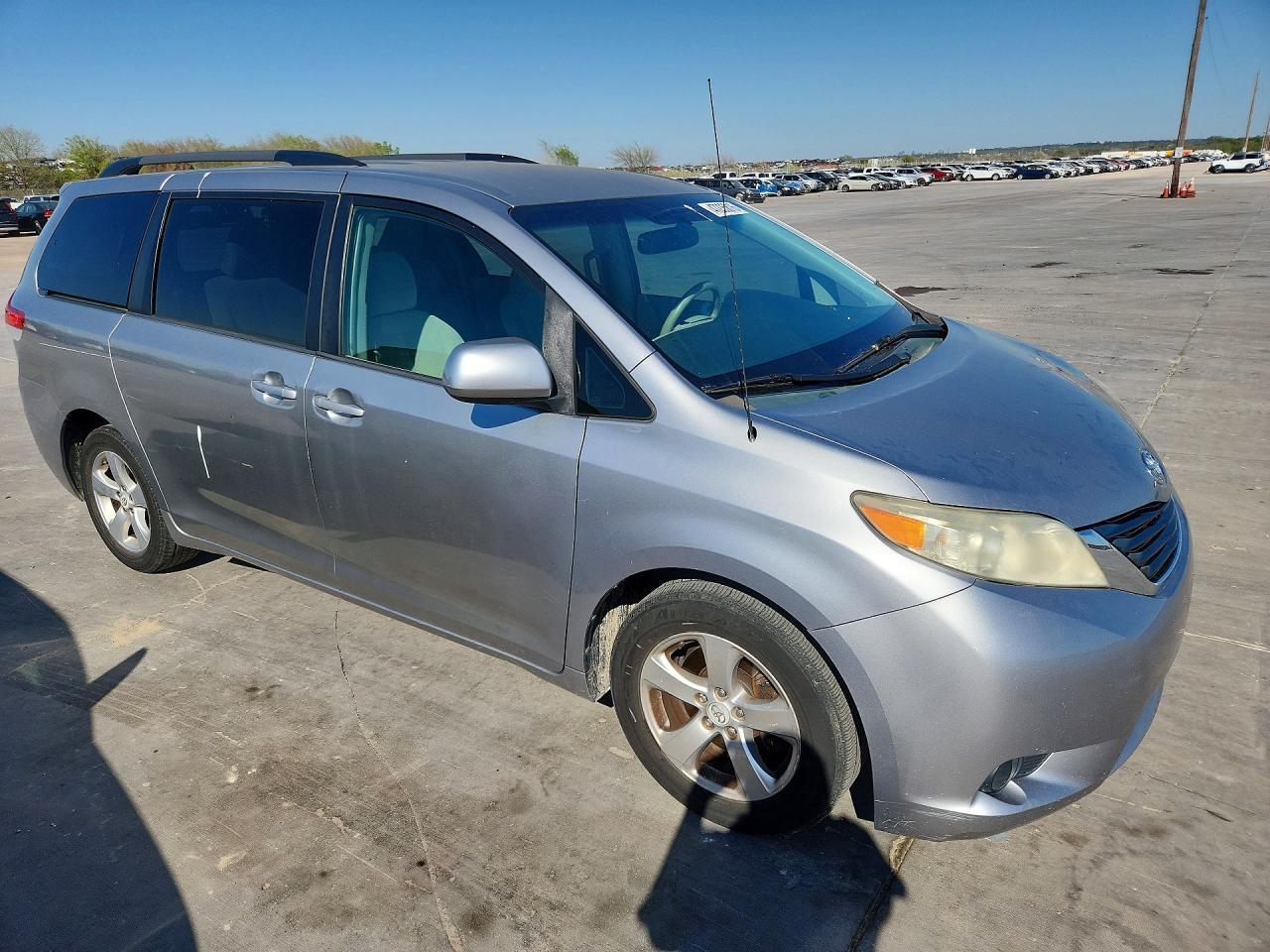 2012 Toyota Sienna Le 8-Passenger - Фото 4