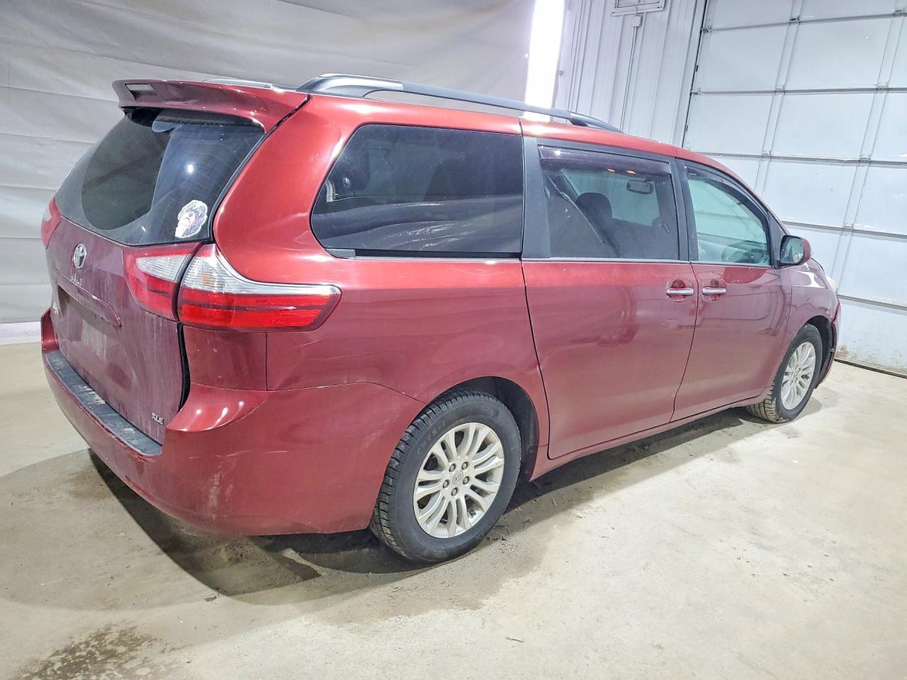 2016 Toyota Sienna Xle 8-Passenger - Фото 3