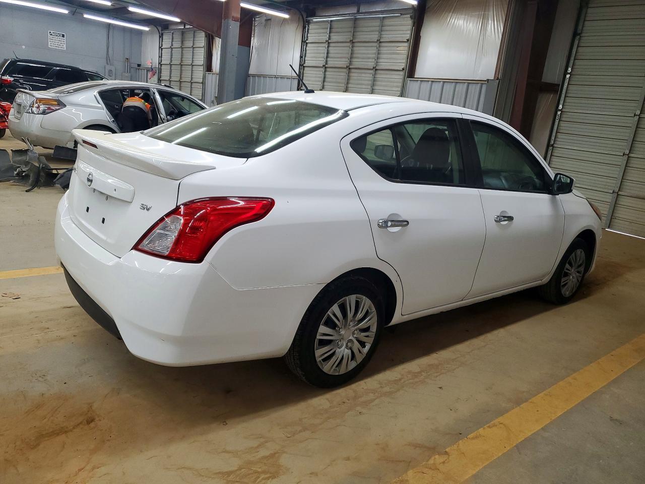 2018 Nissan Versa Sv - Фото 3