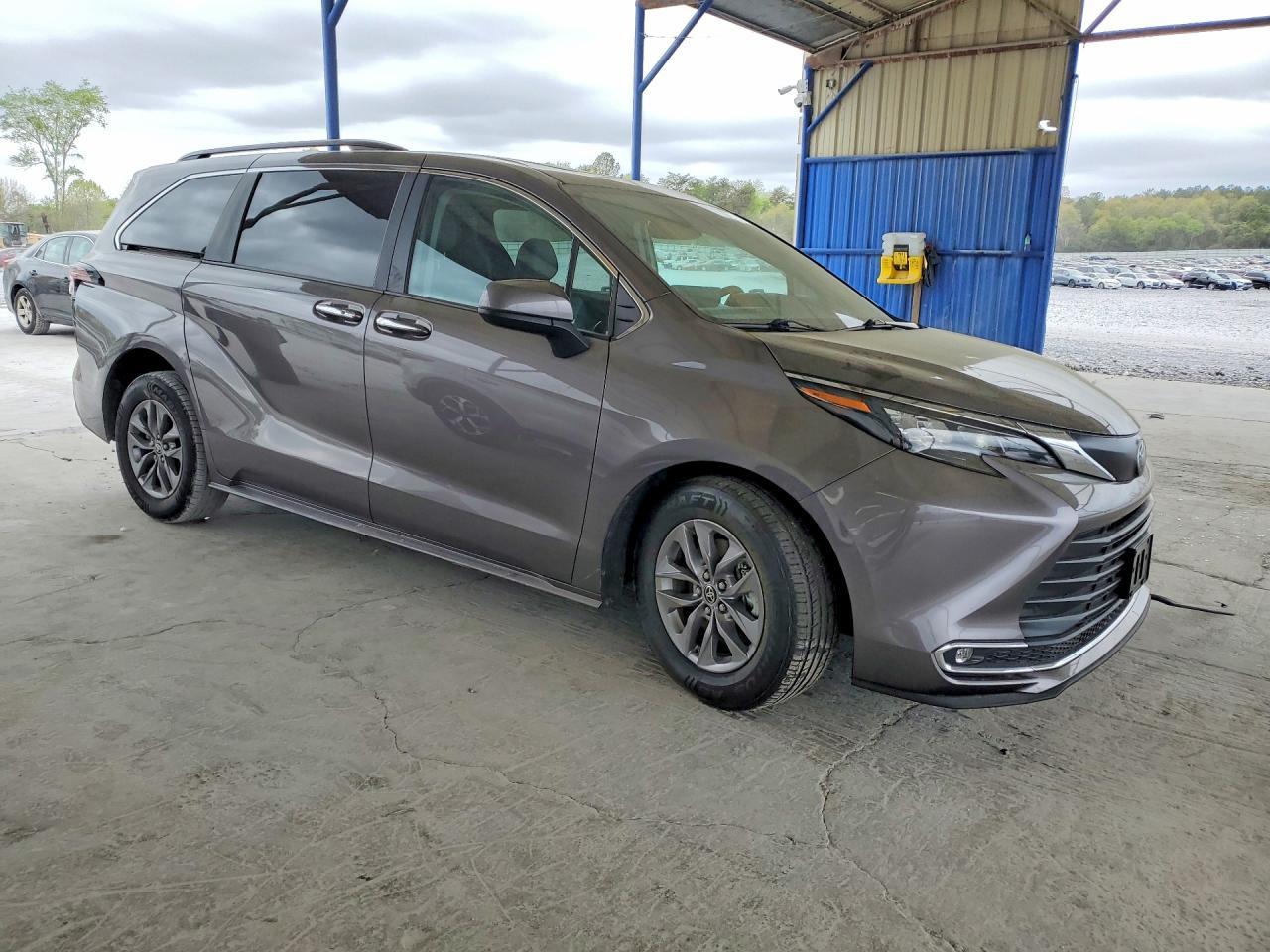 2024 Toyota Sienna Xle 8-Passenger - Image 4