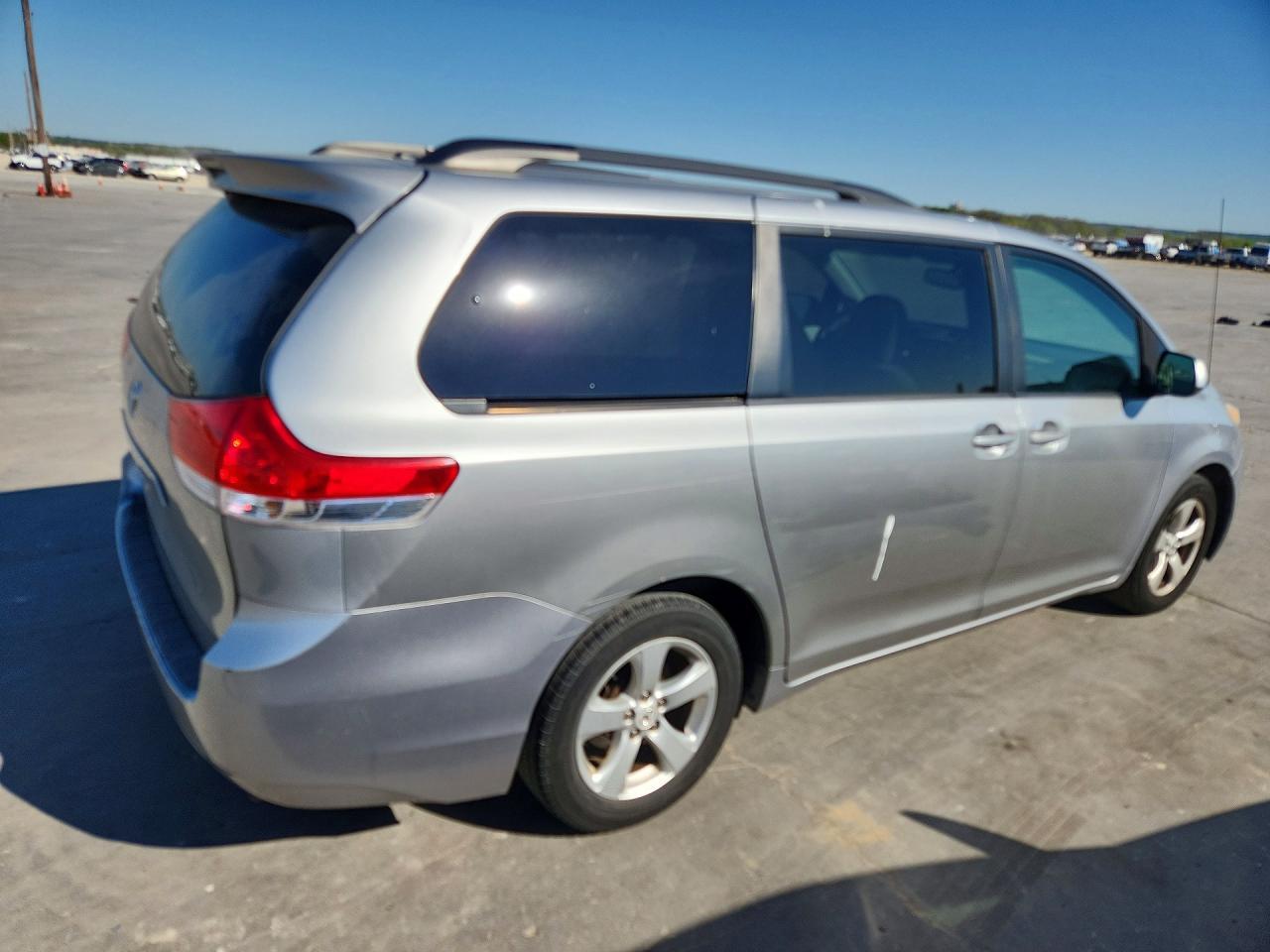 2012 Toyota Sienna Le 8-Passenger - Фото 3