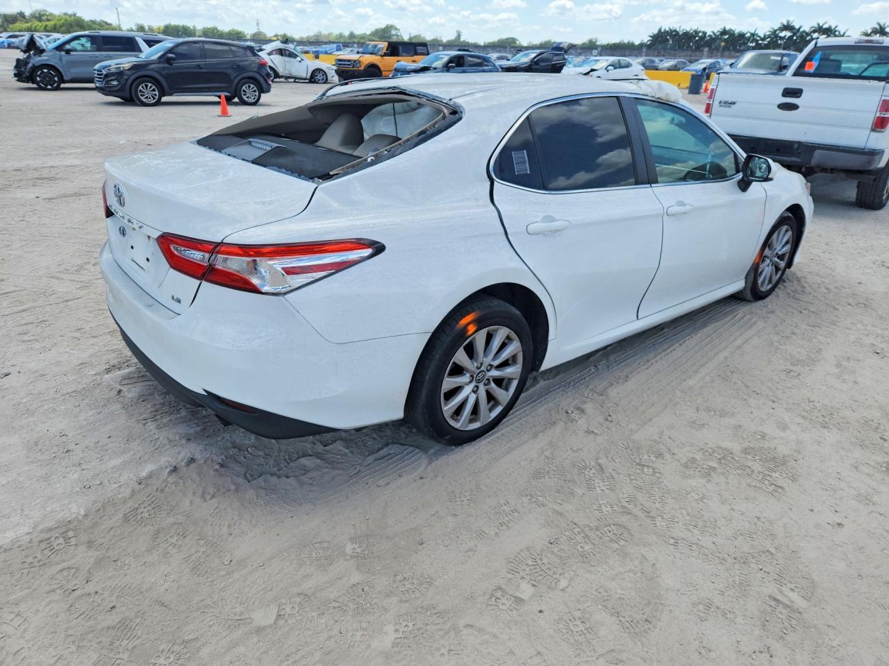 2018 Toyota Camry Le - Image 3