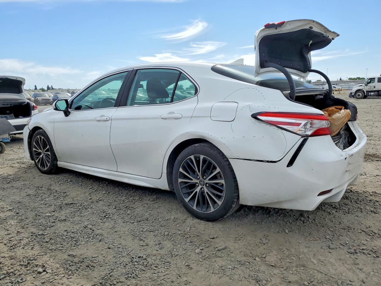 2020 Toyota Camry Se - Фото 2