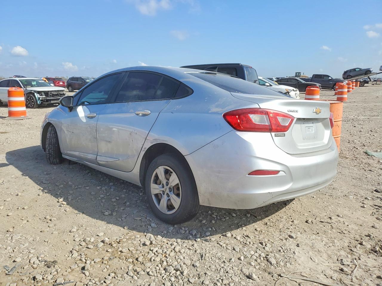 2018 Chevrolet Cruze Ls - Фото 2