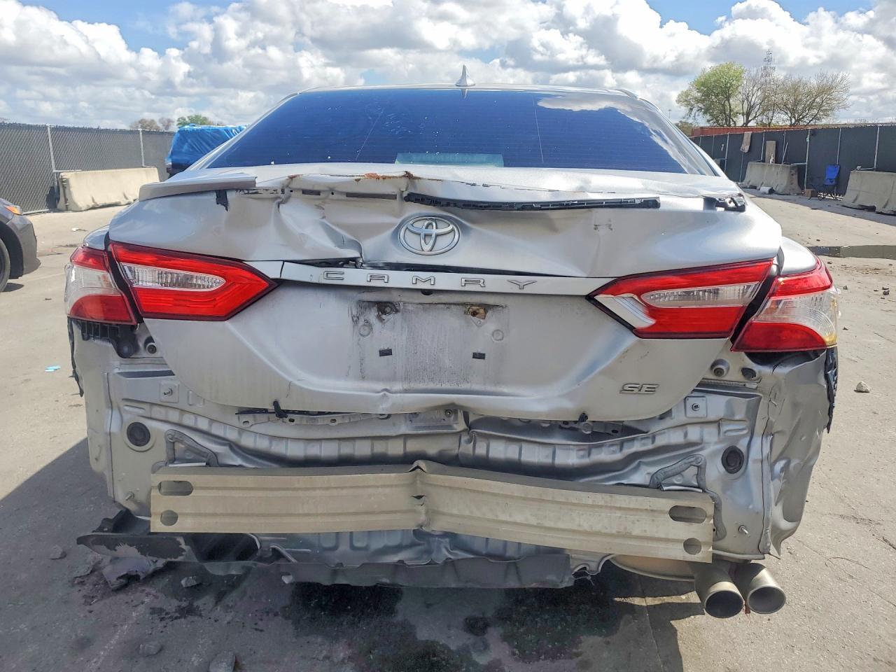 2020 Toyota Camry Se - Фото 6
