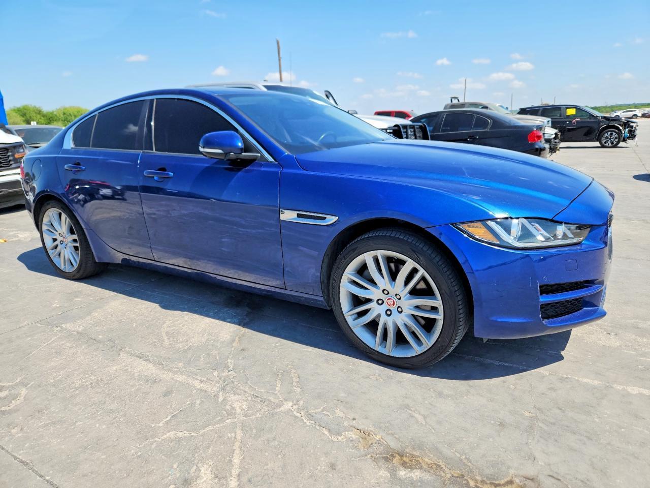 2017 Jaguar Xe Premium - Image 4