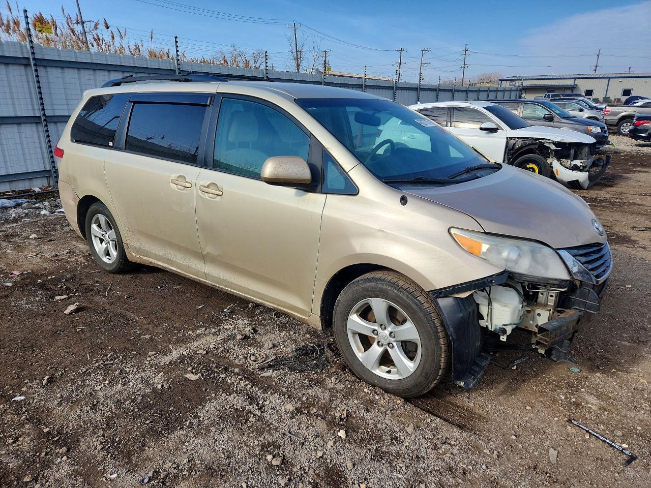 2014 Toyota Sienna Le 8-Passenger - Фото 4