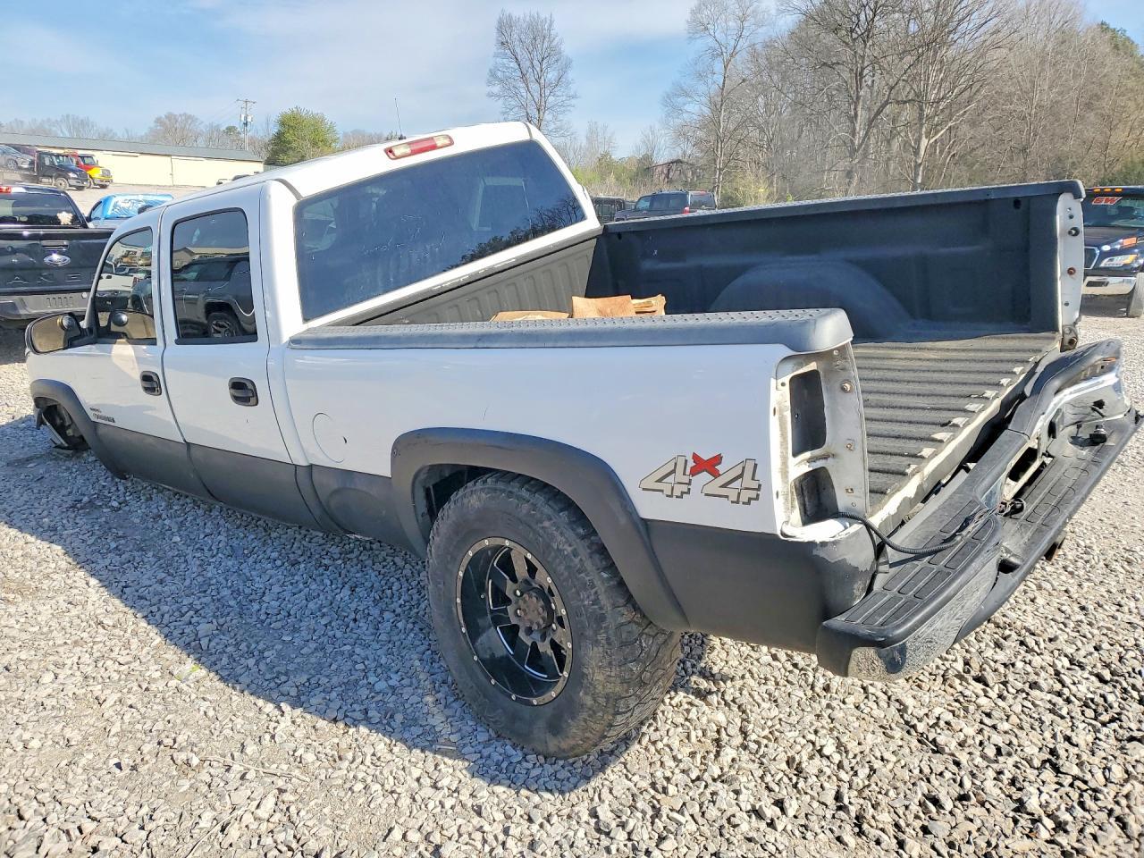 2004 Chevrolet Silverado K2500 Heavy Duty - Image 2
