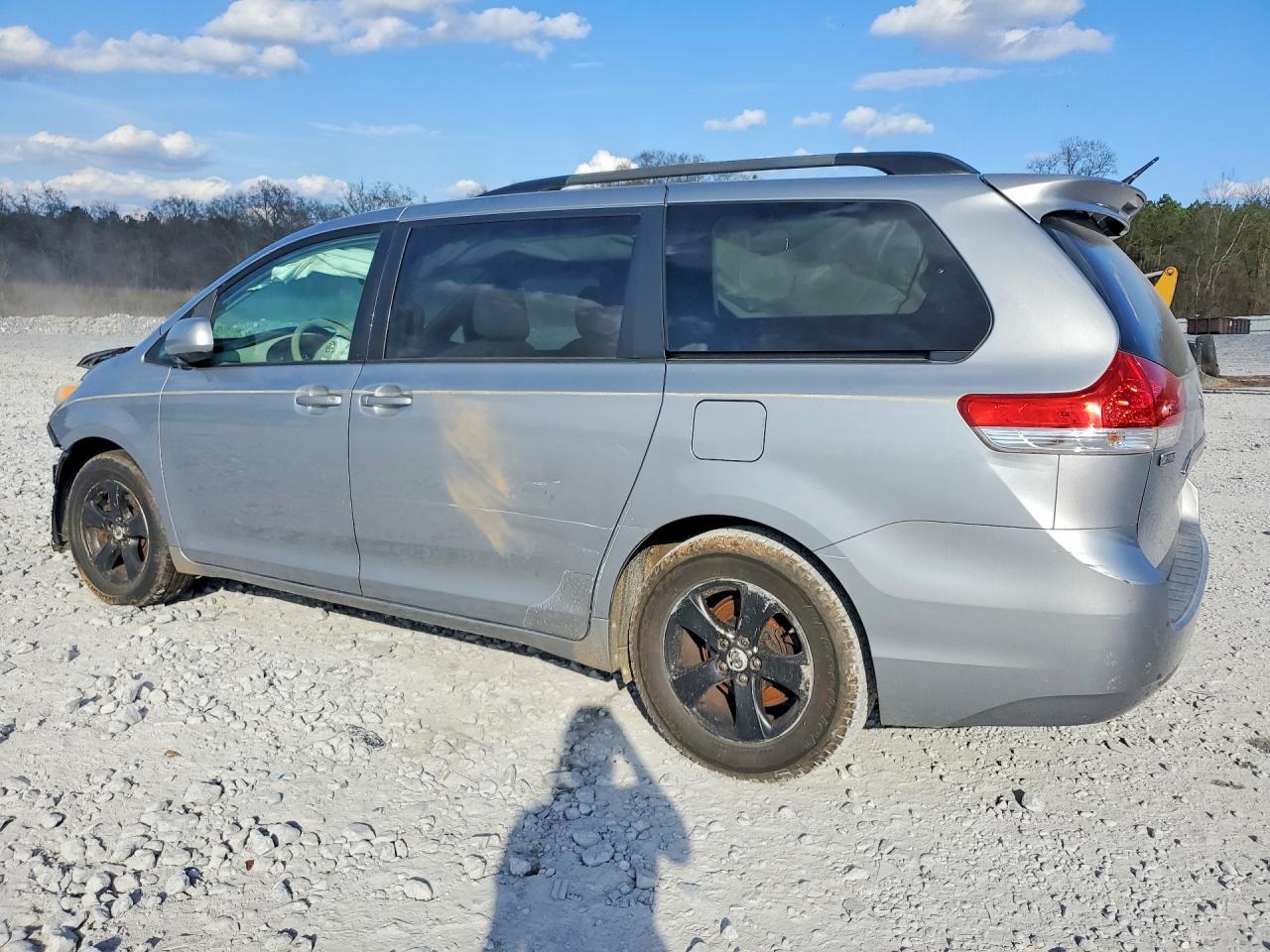 2011 Toyota Sienna - Image 2