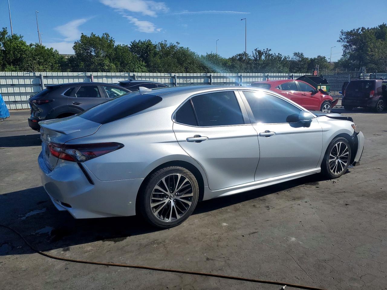 2022 Toyota Camry Hybrid Se - Image 3