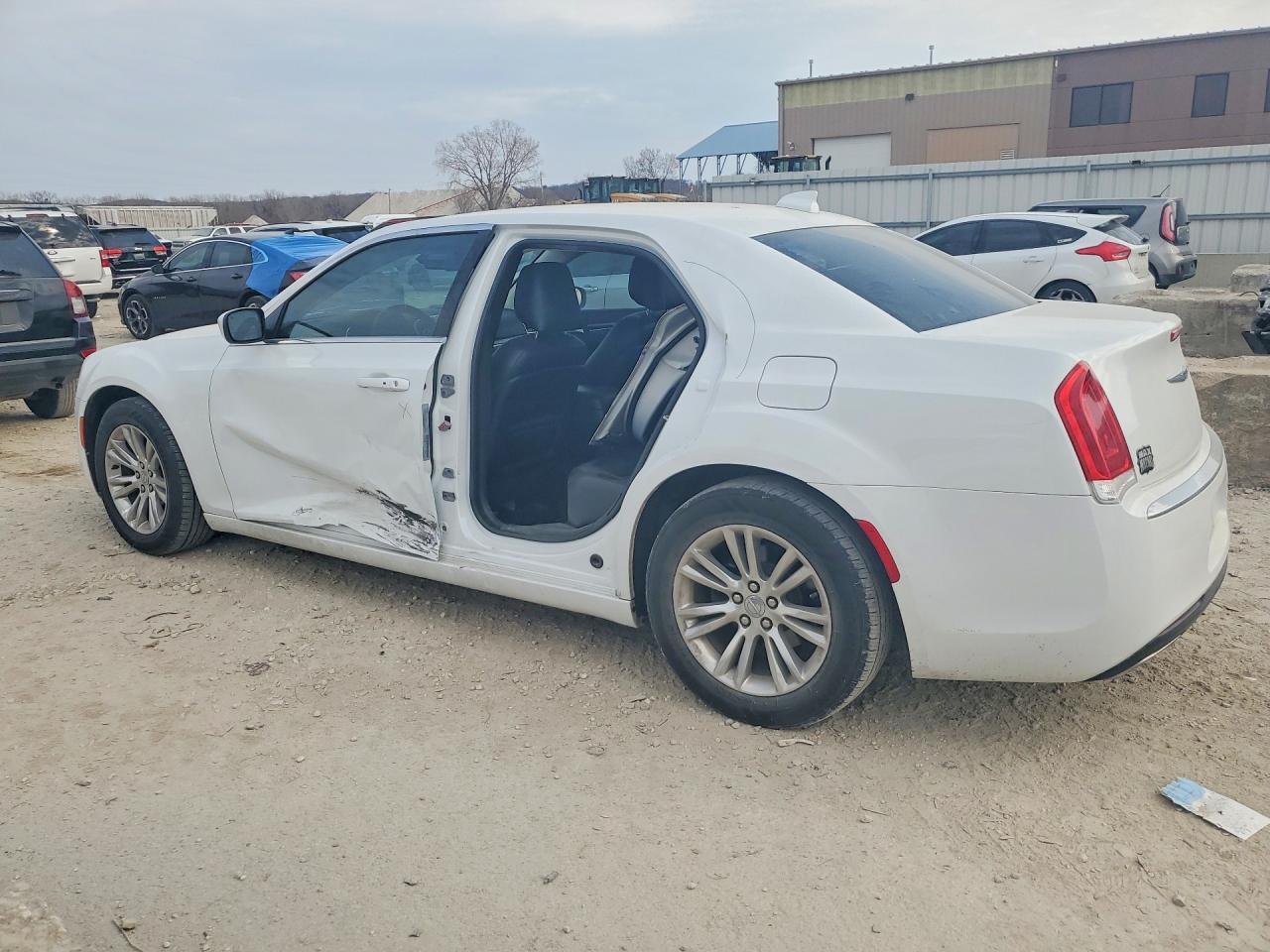 2019 Chrysler 300 Touring - Фото 2