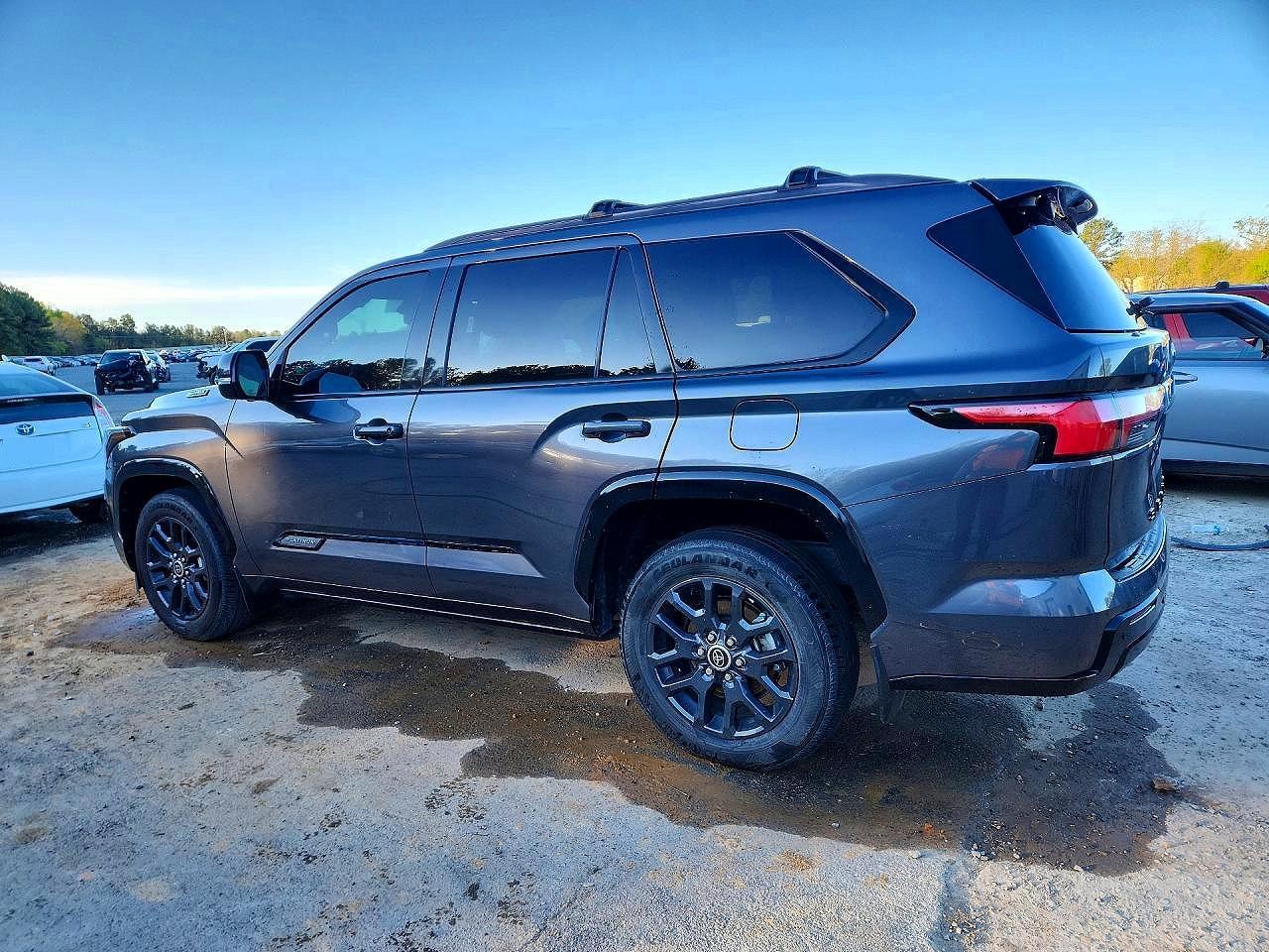 2023 Toyota Sequoia Platinum - Фото 2