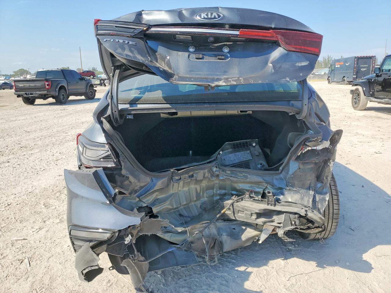 2021 Kia Forte Lxs - Image 6