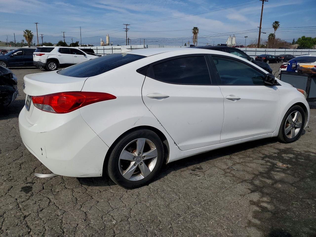 2013 Hyundai Elantra - Image 3