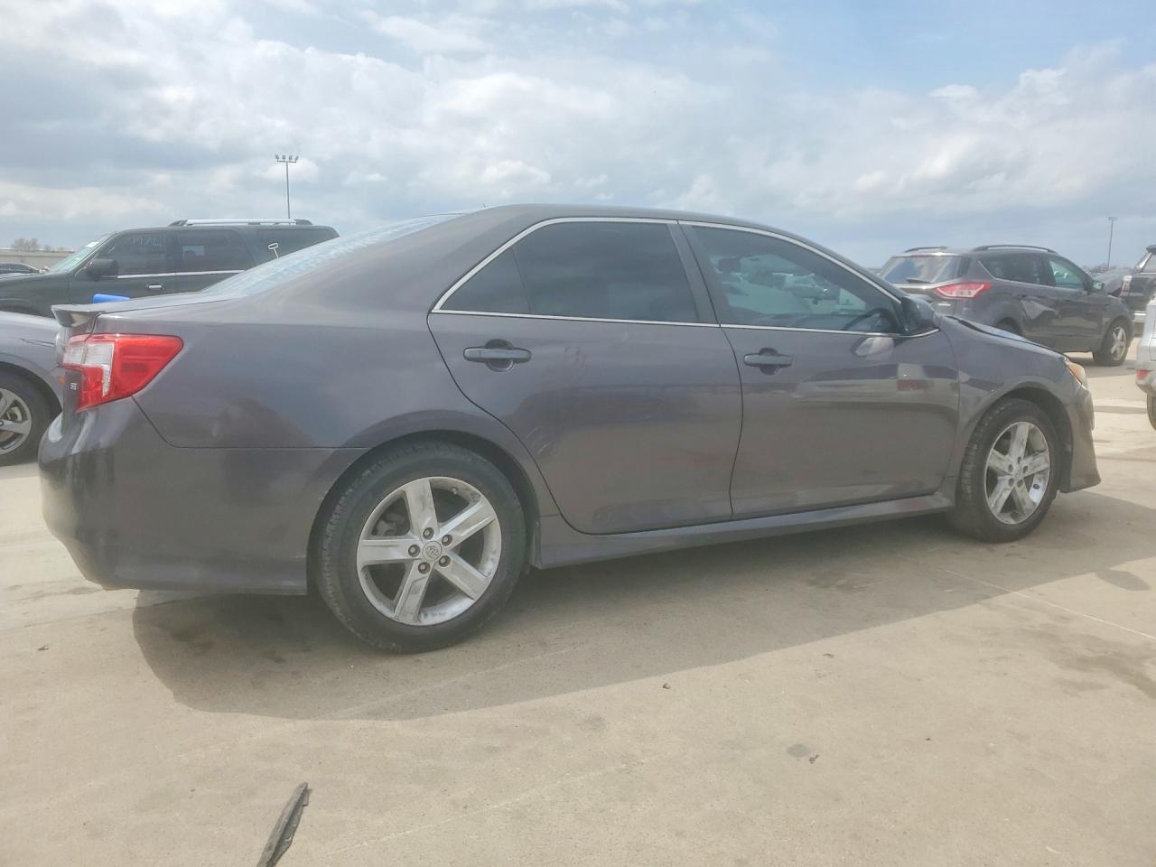 2014 Toyota Camry Se - Image 3