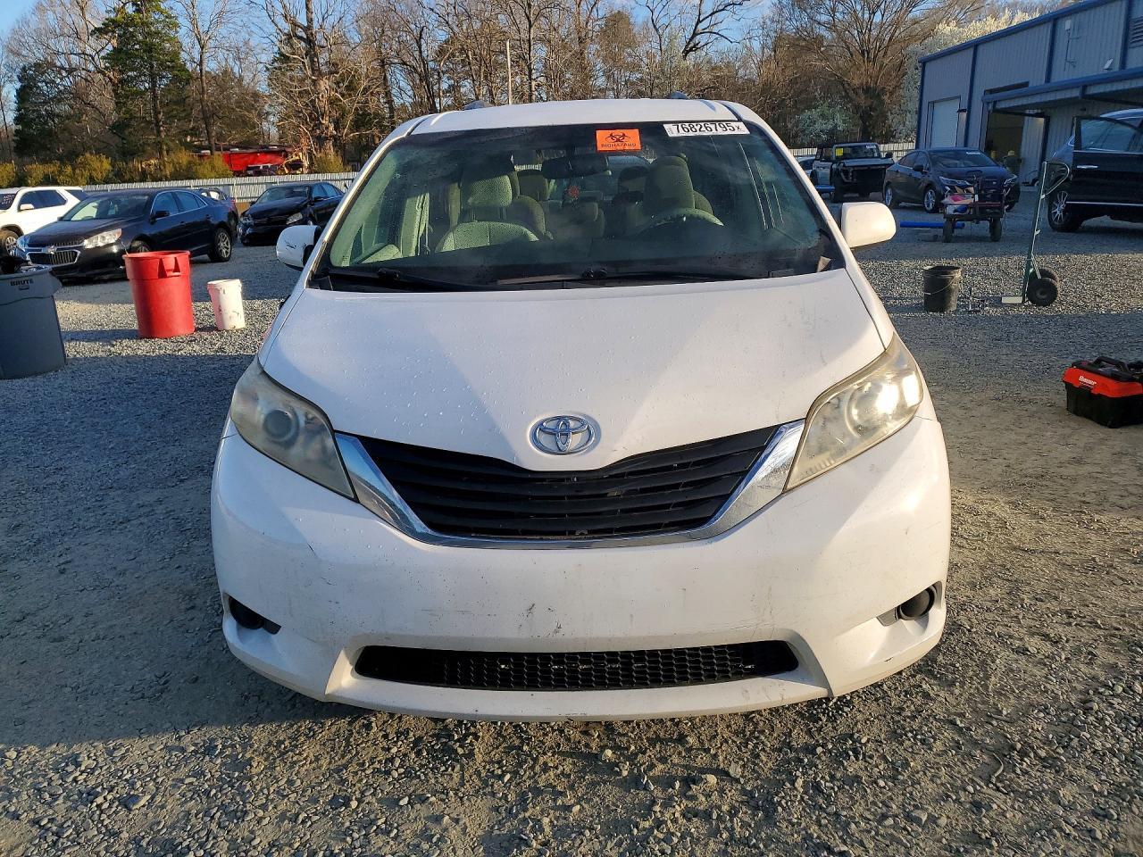 2013 Toyota Sienna Le - Image 5