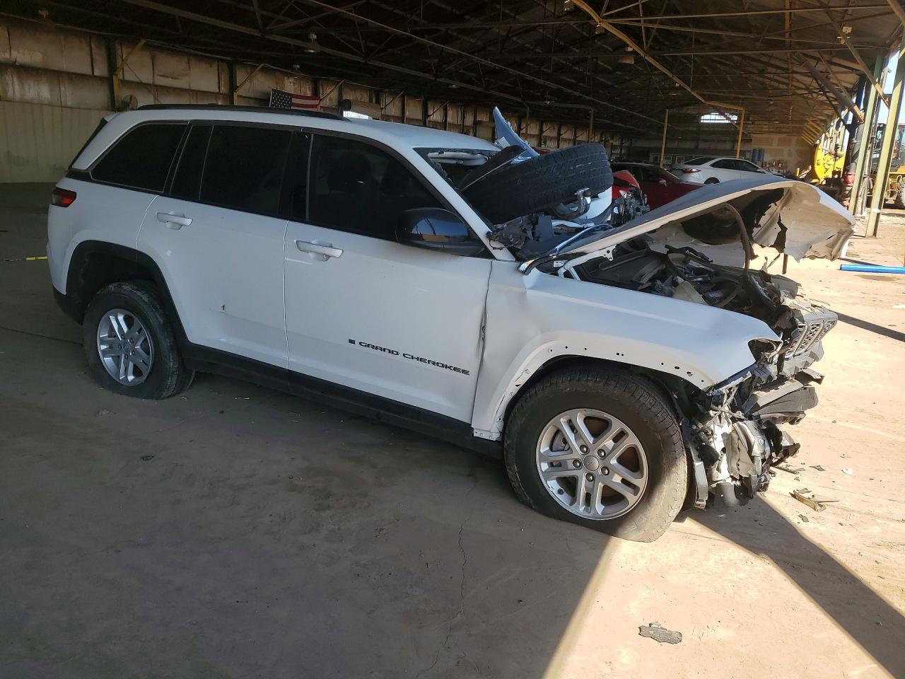 2023 Jeep Grand Cherokee Laredo - Image 4