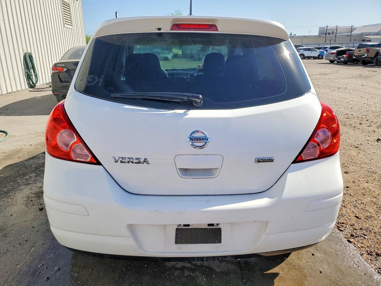 2012 Nissan Versa 1.8 S - Image 6